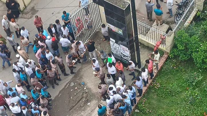বরিশাল জেলা জজ আদালতের প্রধান ফটকে বোমা বিস্ফোরণ
