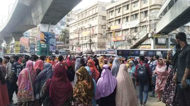 ন্যূনতম বেতন ৩০ হাজার টাকা করার দাবিতে মিরপুরে পোশাক শ্রমিকদের সড়ক অবরোধ