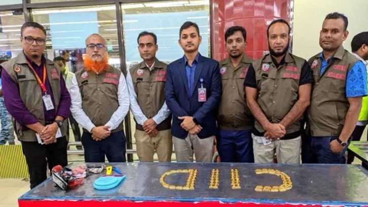 শাহজালালের রানওয়েতে দুই বিমানকর্মীর জুতায় মিলল ১৬ কোটি টাকার স্বর্ণ