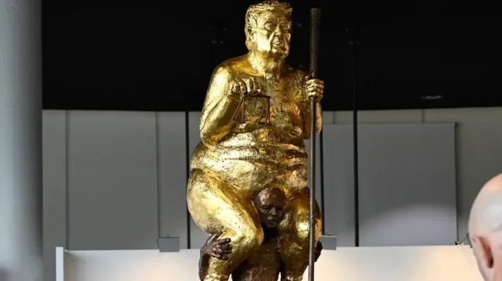 ইউরোপীয় পার্লামেন্ট ভবনে ট্রাম্পের ব্যঙ্গাত্মক নগ্ন ভাস্কর্য