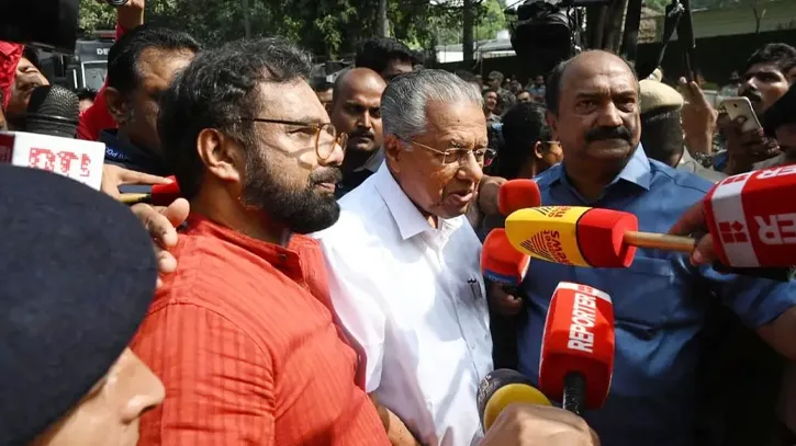 এবার পুলিশের হাতে আটক কেরালার সাবেক মুখ্যমন্ত্রী বিজয়ন