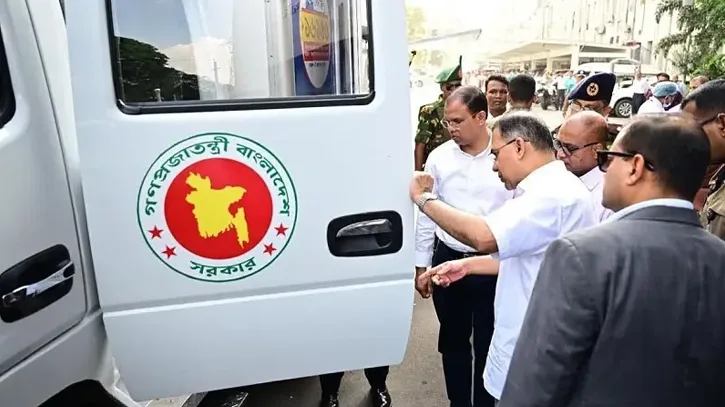 নিরাপদ খাদ্য পরীক্ষার জন্য স্থাপিত ভ্রাম্যমাণ ল্যাব পরিদর্শনে প্রধানমন্ত্রী