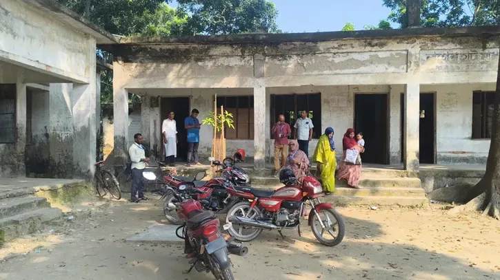 দেরিতে আসার কারণ জিজ্ঞেস করতেই প্রধান শিক্ষককে পেটালেন পরিচ্ছন্নতাকর্মী