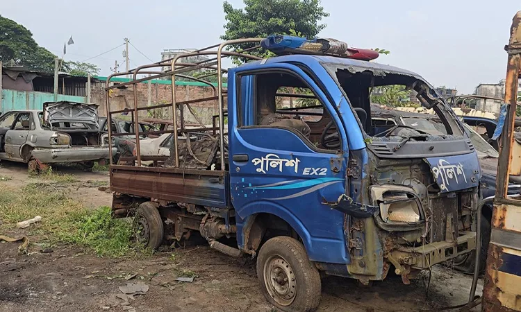উচ্ছেদ অভিযানে মিলল আশুলিয়ায় ছয়জনকে পুড়িয়ে হত্যার ঘটনায় সেই পুলিশ ভ্যান