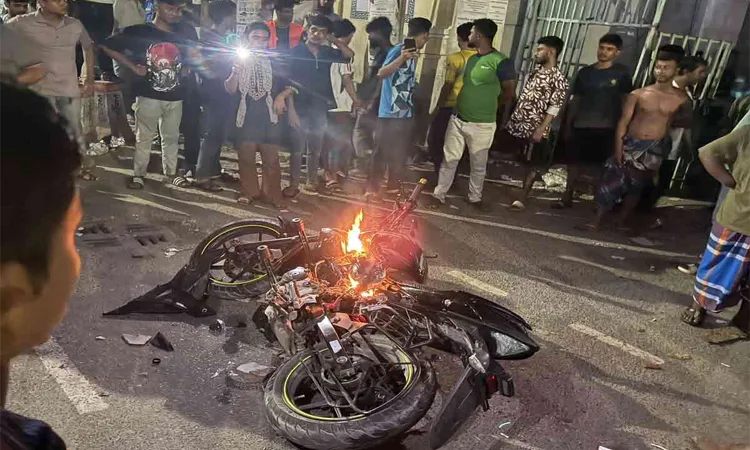 রাজধানীর বাংলামোটরে কথা-কাটাকাটি থেকে গুলি, মোটরসাইকেলে আগুন