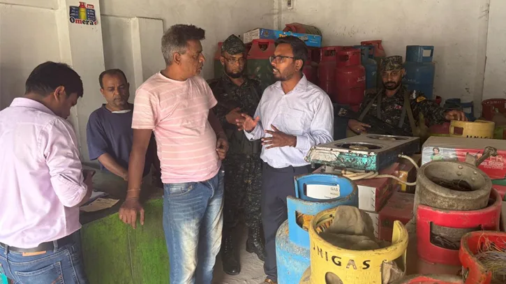 সিরাজগঞ্জে গ্যাস সিলিন্ডারের দোকানে ভোক্তা অধিদপ্তরের অভিযান, জরিমানা