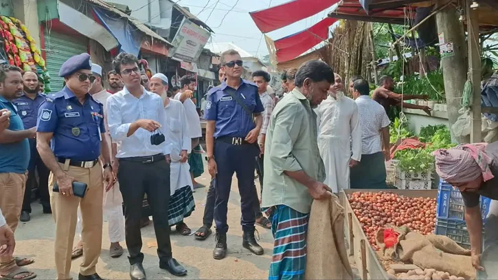 গোসাইরহাটে ফুটপাত দখলমুক্ত করতে উচ্ছেদ অভিযান