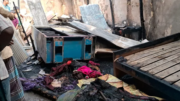 মিরসরাইয়ে আগুনে পুড়ে ছাই তিন পরিবারের বসতঘর, ক্ষতি ১৫ লাখ
