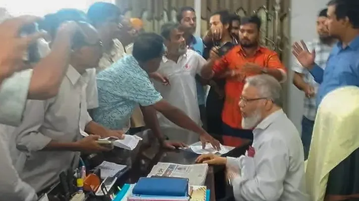 ‘আ. লীগের দোসর’ বলে রামেবির ভিসিকে জোর করে পদত্যাগে বাধ্য, গ্রেপ্তার ১
