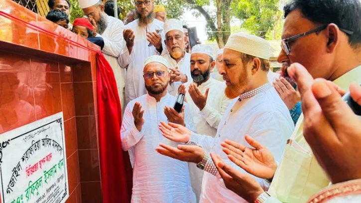 উল্লাপাড়ায় মাদরাসার চারতলা ভবনের ভিত্তিপ্রস্তর স্থাপন করলেন এমপি রফিকুল