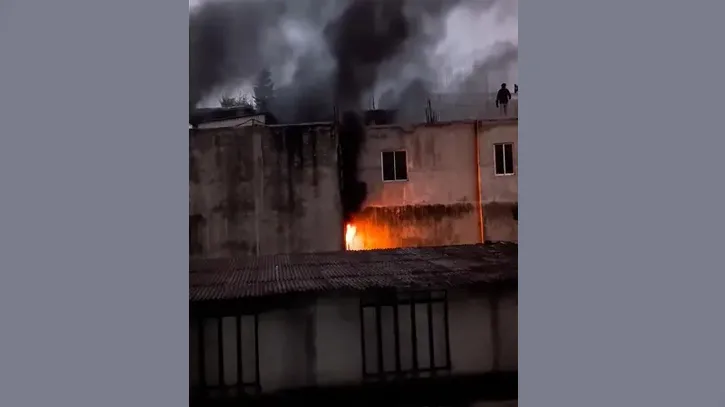 চকবাজারে খান প্লাজায় আগুন, নিয়ন্ত্রণে ফায়ার সার্ভিসের ১০ ইউনিট