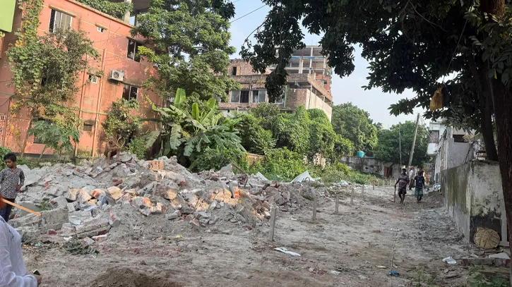 ব্যক্তিগত জমিকে সরকারি রাস্তা দেখিয়ে বাড়িঘর ভাঙচুরের অভিযোগ বিএনপি নেতার বিরুদ্ধে