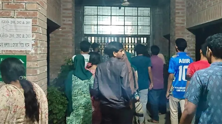 নিখোঁজ জাবি শিক্ষার্থীকে একাডেমিক নিপীড়নের অভিযোগ, ৮ দাবিতে বিভাগে তালা