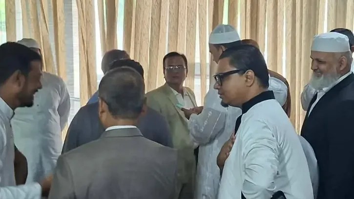 রাষ্ট্রপতি প্রার্থীর মনোনয়নপত্র নিয়ে ইসিতে ১১ দলীয় জোট