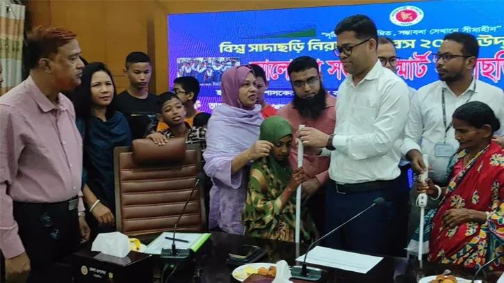 দৃষ্টি যেখানে সীমিত, সম্ভাবনা সেখানে সীমাহীন: ঠাকুরগাঁওয়ে সাদাছড়ি পেল ১৪ শিক্ষার্থী