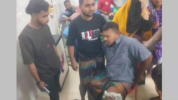 মোহাম্মদপুরে গুলি-ছুরিকাঘাতে আহত বাবা-ছেলে