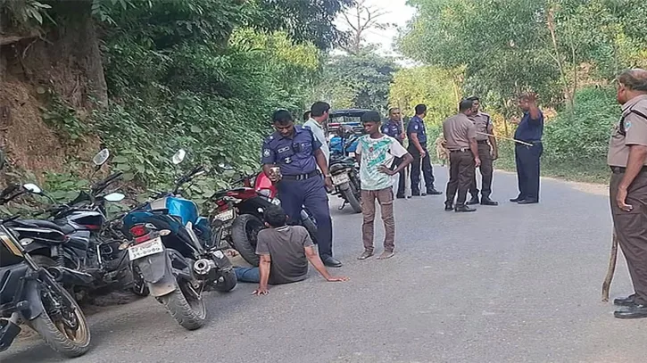 কক্সবাজারে অস্ত্রের মুখে ৫০-৬০ যানবাহনে ডাকাতি