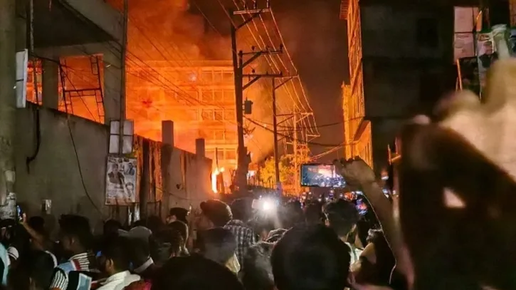 আশুলিয়ায় পোশাক কারখানায় ভয়াবহ আগুন