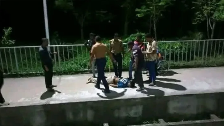 রাবি শিক্ষার্থীকে মারধরের ঘটনায় রেললাইন অবরোধে বন্ধ ট্রেন চলাচল