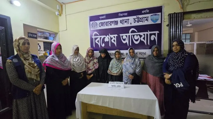 মিরসরাইয়ে হাসপাতালে স্বর্ণালংকার চুরির অভিযোগে ৭ নারী গ্রেপ্তার