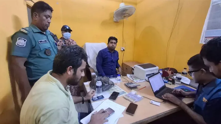 ২ লাখ টাকা ঘুষসহ সাব-রেজিস্ট্রার ও দুই সহযোগী আটক