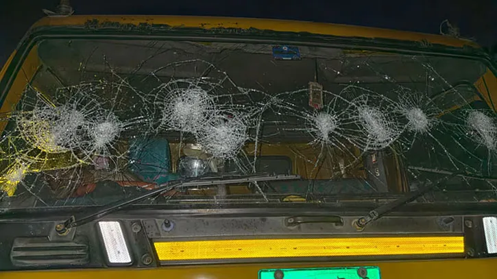 ‘সবার আগে তোর লাশ পড়ে থাকবে’ হুমকির পর কুরিয়ার ভ্যানে হামলা