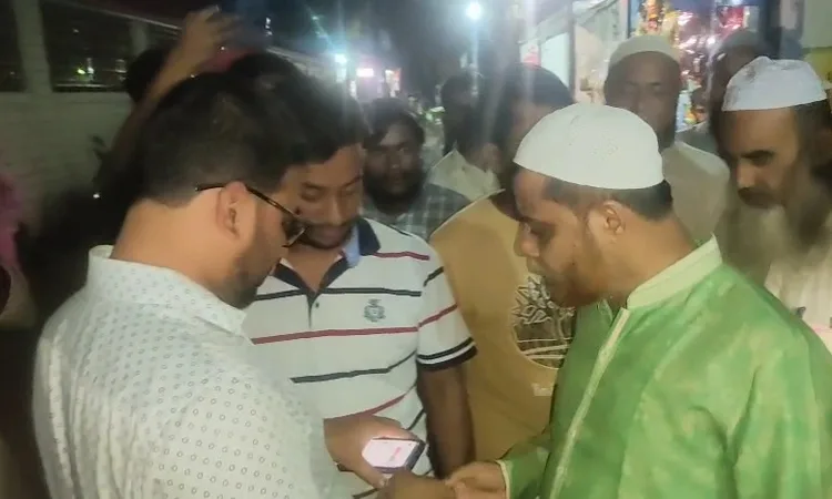 সংবাদ প্রকাশের পর আশুলিয়ায় অগ্নিকাণ্ডে ক্ষতিগ্রস্ত পরিবারের পাশে চেয়ারম্যান প্রার্থী গফুর মিয়া