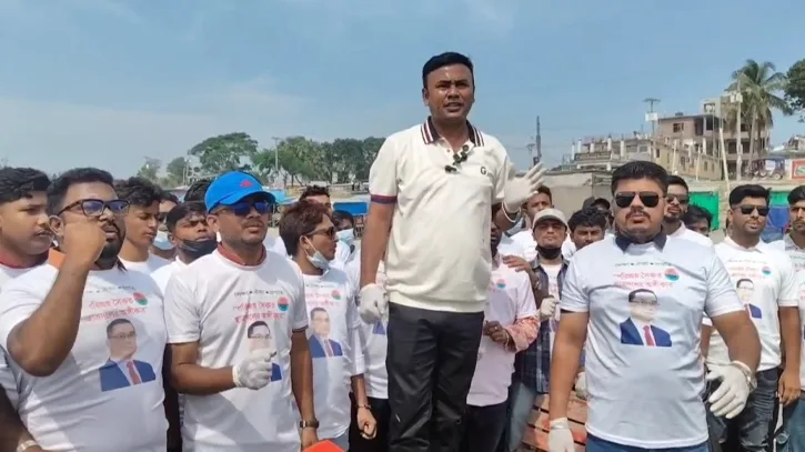পর্যটন কার্নিভাল শেষে কুয়াকাটা সৈকত পরিচ্ছন্নতায় ছাত্রদলের উদ্যোগ