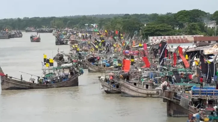 সাগরে মাছের সংকট, বৈরী আবহাওয়ায় লোকসানে তীরে ফিরছেন জেলেরা