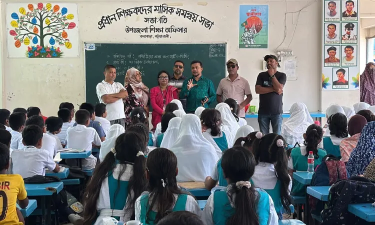কলাপাড়ায় বিনামূল্যে চক্ষু ক্যাম্পের লিফলেট বিতরণ