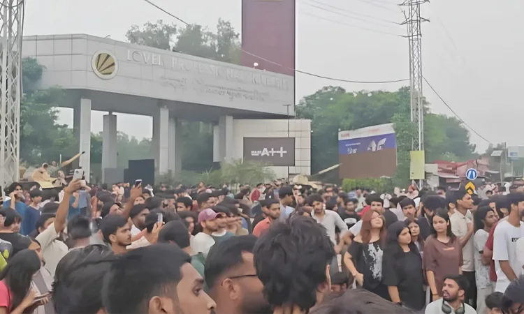 আবারও উত্তাল ভারত, যুদ্ধবিমান-ট্যাংকের ওপর উঠে শিক্ষার্থীদের বিক্ষোভ