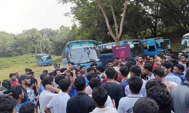 কুবিতে দুই পক্ষের মারামারি, আহত ১০