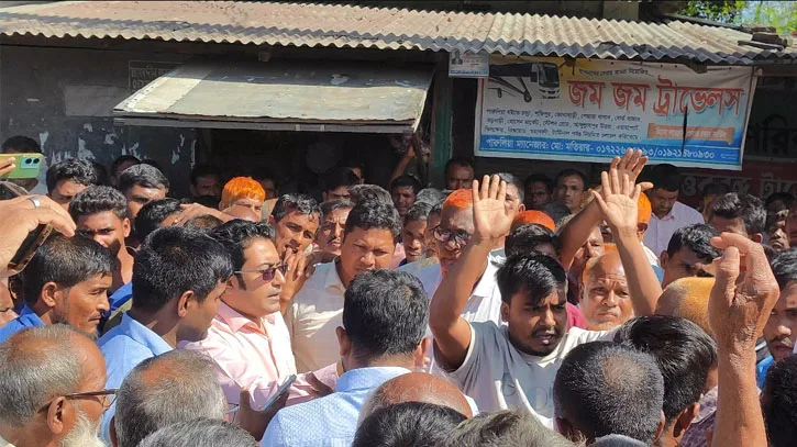 সারের দাবিতে লালমনিরহাট-বুড়িমারী মহাসড়ক অবরোধ, ডিলারের বিরুদ্ধে অনিয়মের অভিযোগ
