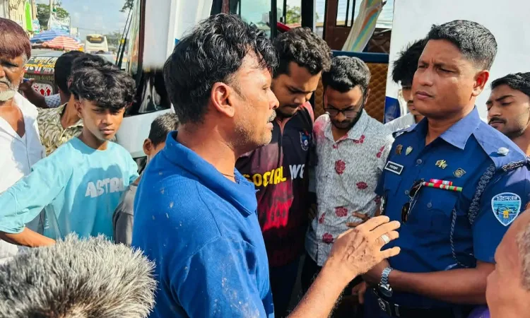 নোবিপ্রবি বাসে হামলা ও ভাঙচুর, চালককে মারধরের ঘটনায় গ্রেপ্তার ২