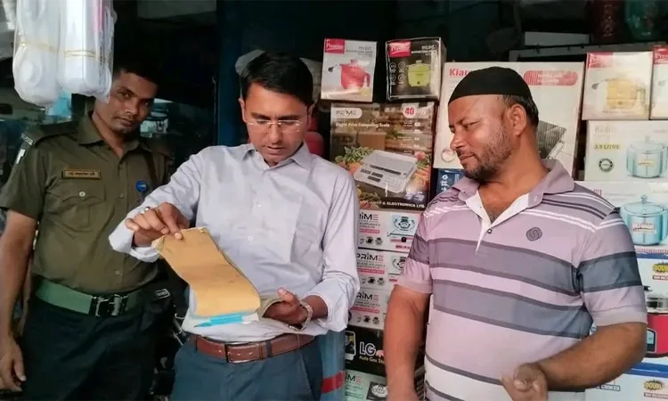 ধামরাইয়ে অতিরিক্ত দামে এলপি গ্যাস বিক্রি, দুই ব্যবসায়ীকে ২ লাখ টাকা জরিমানা