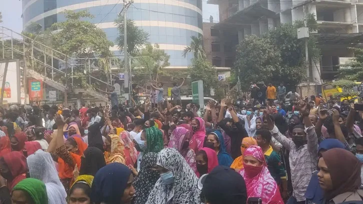 মিরপুর-১০ নম্বরে সড়ক দখলে নিয়ে গার্মেন্টস শ্রমিকদের বিক্ষোভ