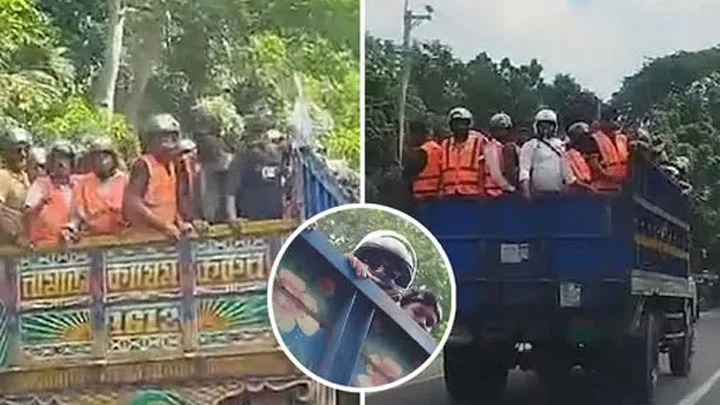 গোপালগঞ্জে প্রবেশের সময় হেলমেট পরলেন জামায়াতের নেতা-কর্মীরা