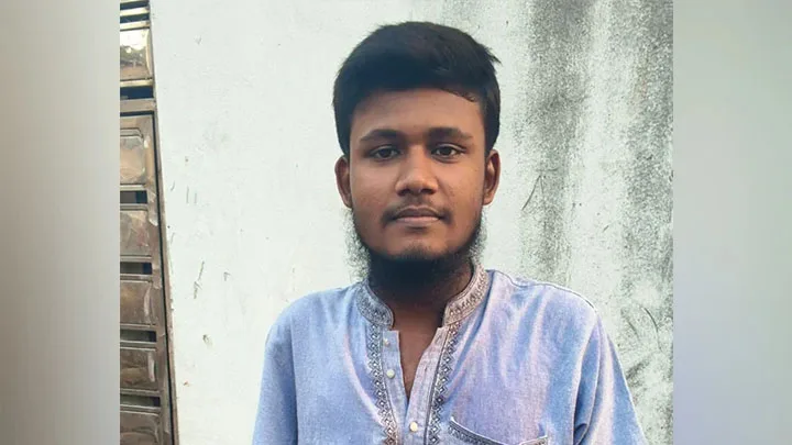 বিদ্যুৎস্পৃষ্টে হারিয়েছিলেন দুই হাত, পা দিয়ে লিখে জিপিএ-৫ পেলেন রাব্বি