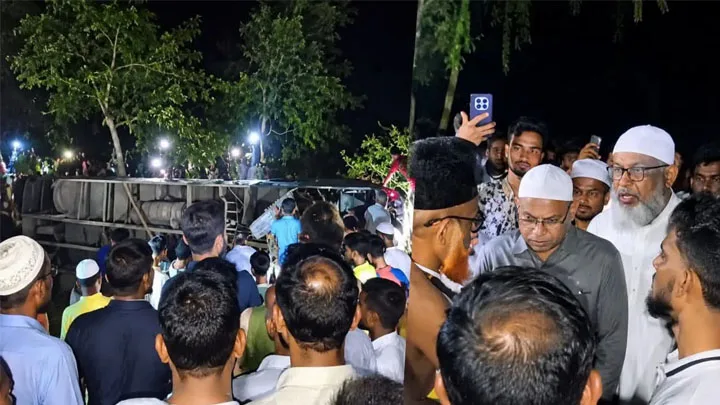 জামায়াতের লংমার্চ ফেরত বাসের ধাক্কায় পথচারী নিহত, খাদে পড়ে আহত ২০ নেতাকর্মী