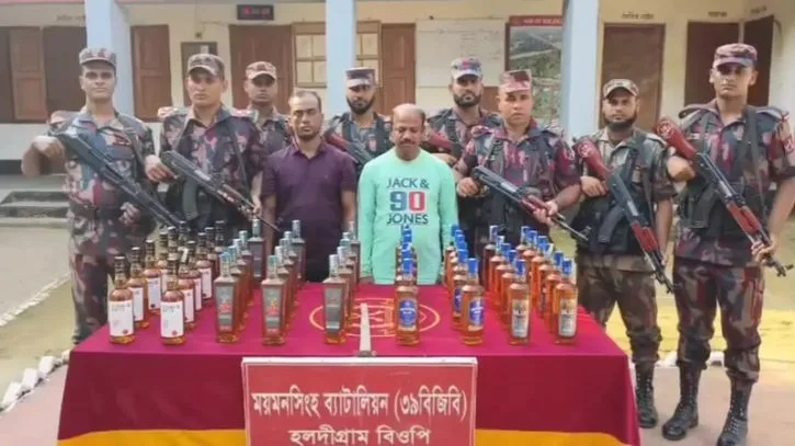 ঝিনাইগাতী সীমান্তে ৫০ বোতল ভারতীয় মদসহ আটক ২