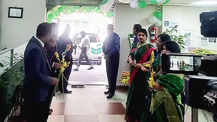 গ্রাহকদের ফুলেল শুভেচ্ছা দিয়ে টাকা ফেরত দিচ্ছে ন্যাশনাল ব্যাংক