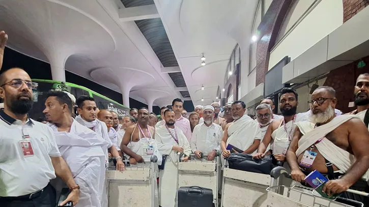 ৪৭ বিএনপি নেতাকে পবিত্র ওমরাহ পালনে পাঠালেন এমপি বাবর