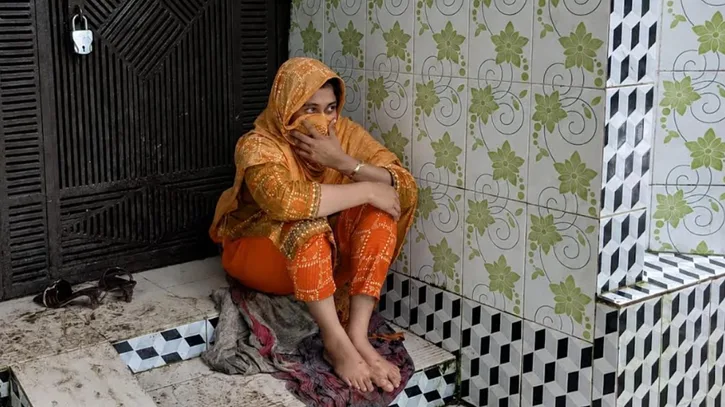 বিয়ের দাবিতে প্রেমিকের বাড়িতে অনশন করে প্রেমিকা গ্রেপ্তার