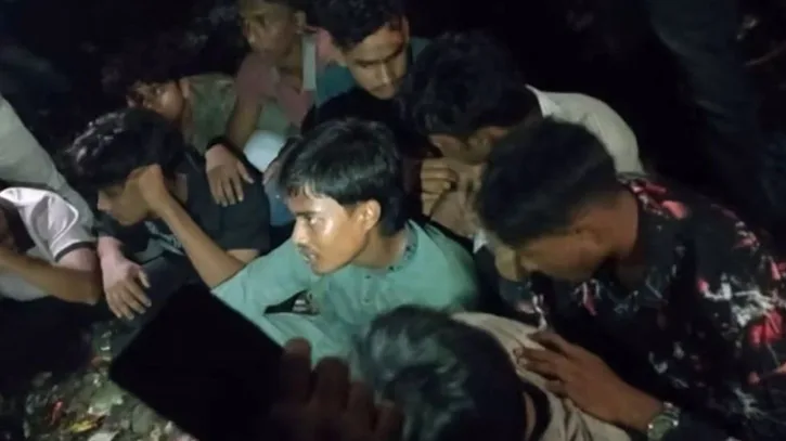 পিকআপে ‘জয় বাংলা’ স্লোগানের অভিযোগে ৯ কিশোর আটক