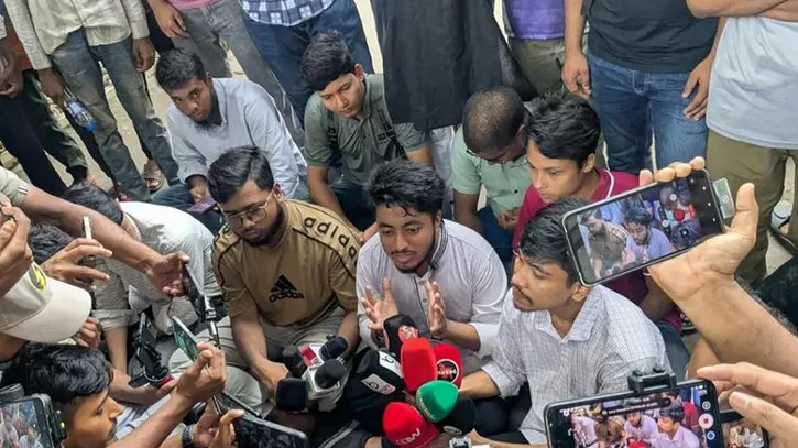 অ্যাকাডেমিক মাইগ্রেশনের দাবিতে ঢাকা কলেজের মূল ফটকে তালা