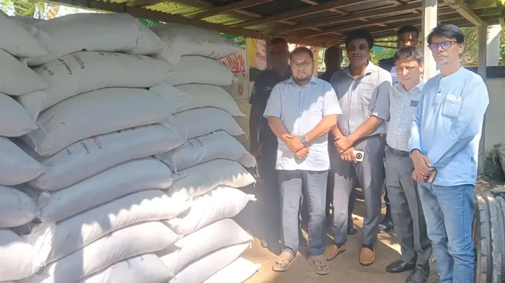 পাচারের সময় ১২০ বস্তা সার জব্দ, ডিলারকে ৩০ হাজার টাকা জরিমানা