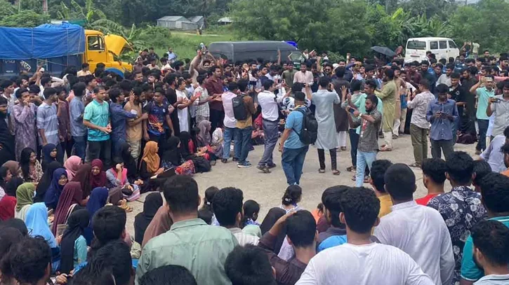 অপ্রতীম হত্যার বিচারের দাবিতে ঢাকা-চট্টগ্রাম মহাসড়ক অবরোধ