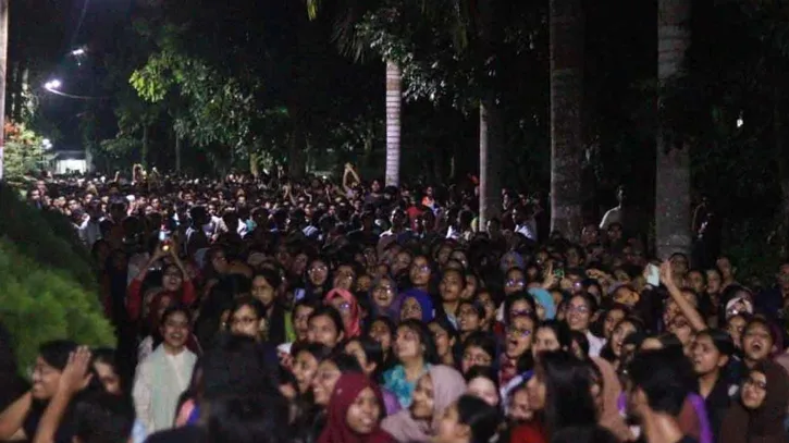 চুয়েটে ভিসি পরিবর্তনের প্রতিবাদে শিক্ষার্থীদের বিক্ষোভ, উপাচার্য ভবনে তালা