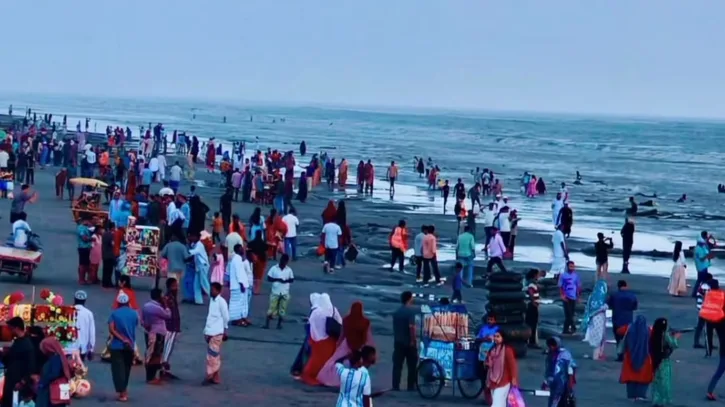 বিচ কার্নিভালে উৎসবমুখর কুয়াকাটা, হোটেল না পেয়ে বিপাকে পর্যটকরা