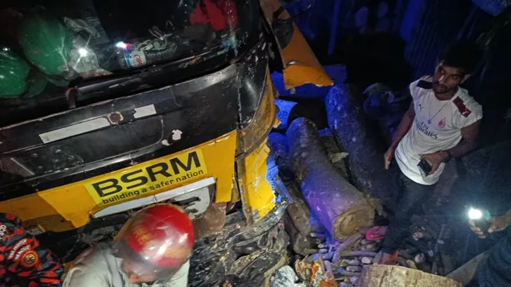 সীতাকুণ্ডে লরির ধাক্কায় ৫ বাসযাত্রী নিহত, আহত ৪